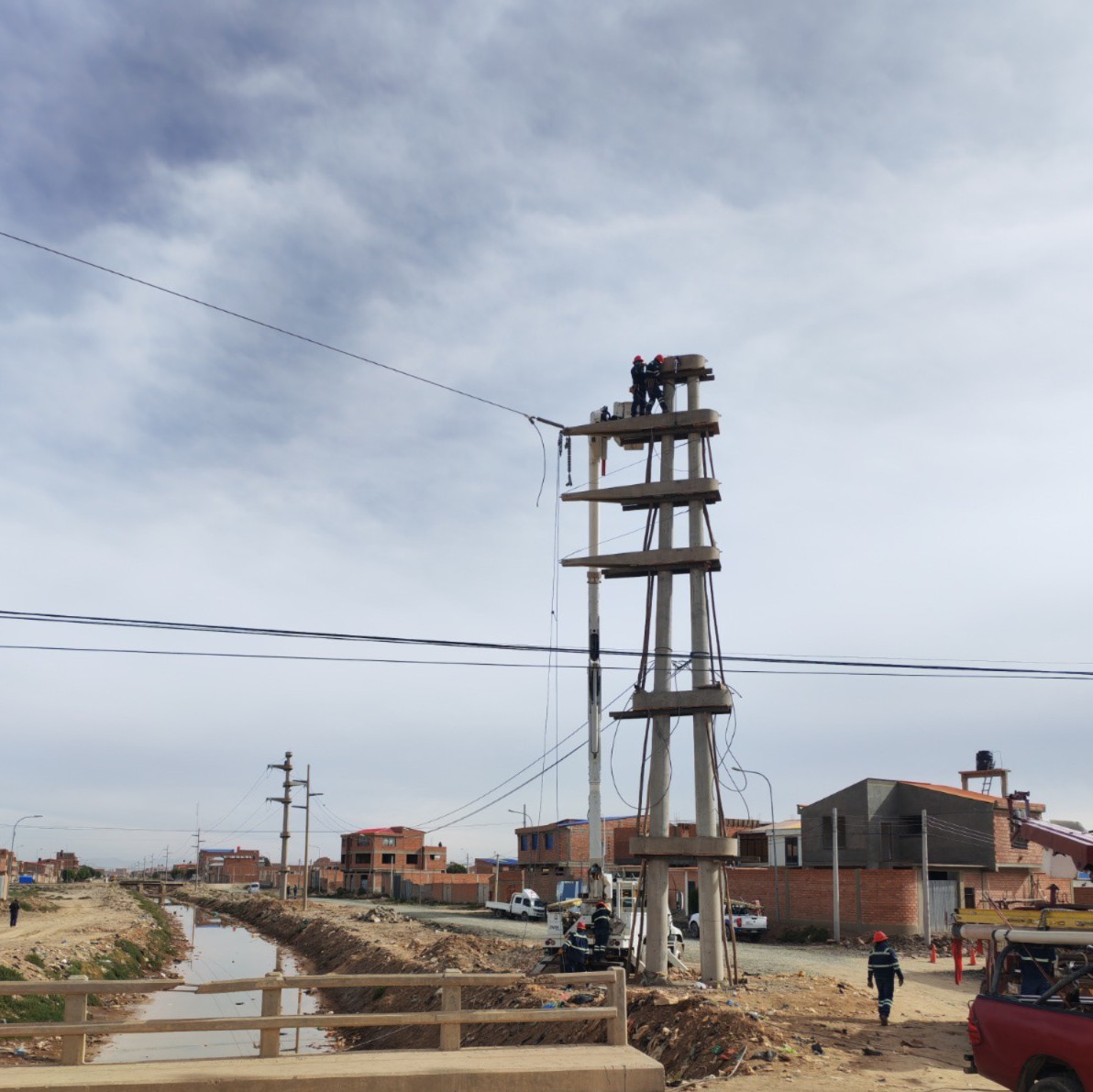 ENDE DEORURO ejecuta modificación en la línea de transmisión Socomani