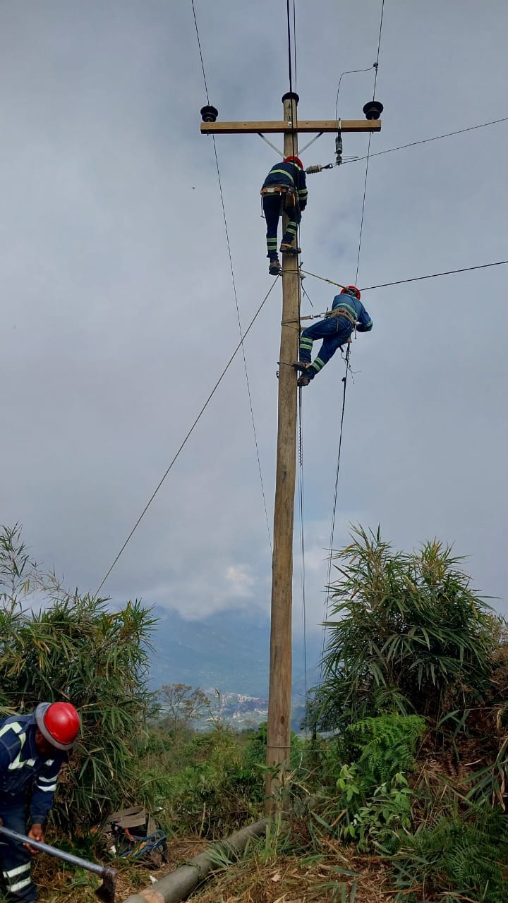 TRABAJOS DE MEJORA CONTINUA EN EL SISTEMA ELÉCTRICO DEL MUNICIPIO DE CAJUATA Y SUS POBLACIONES