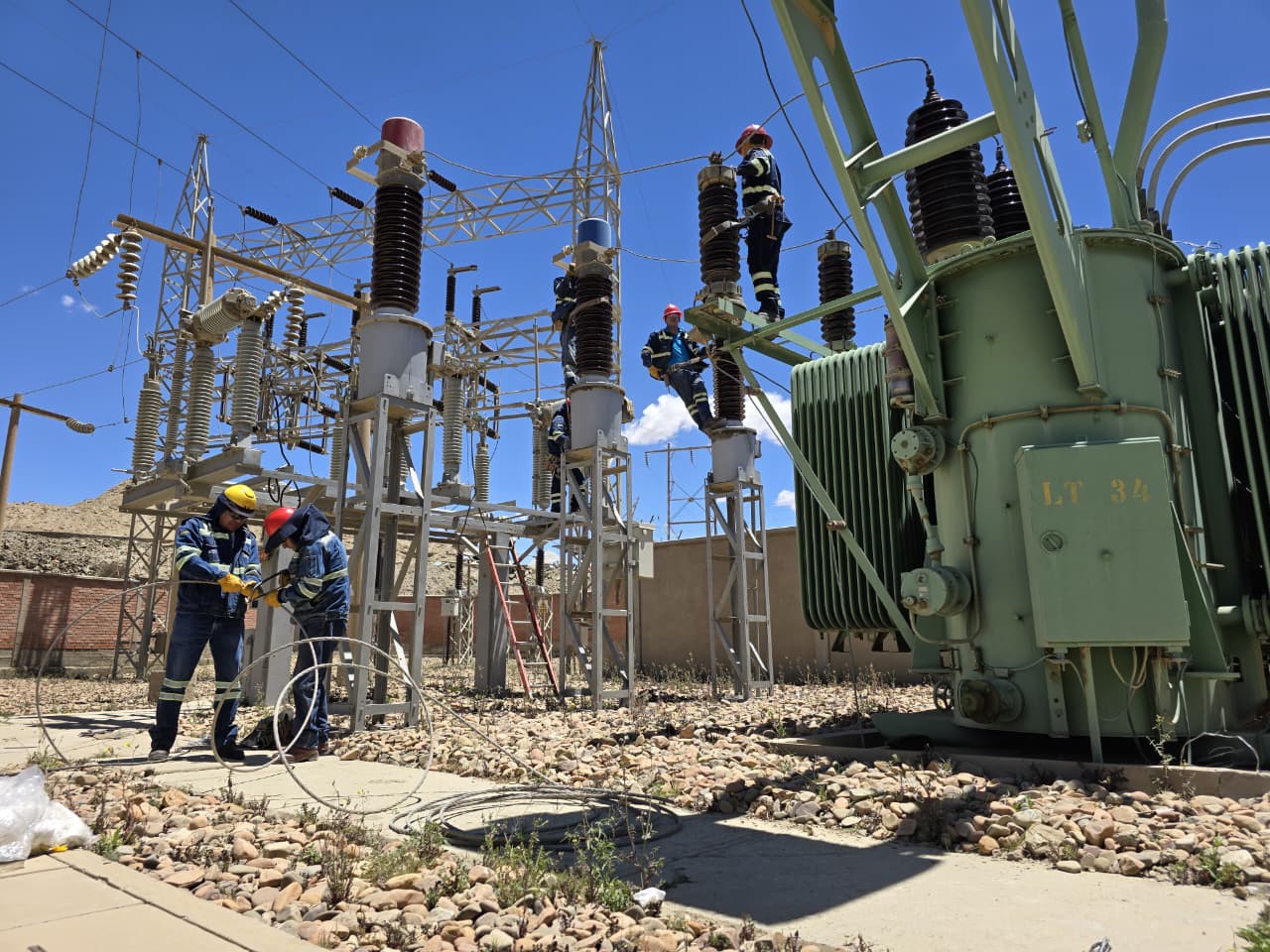 ENDE DEORURO S.A. REALIZA TRABAJOS DE MEJORAMIENTO EN LA SUBESTACIÓN SOCOMANI