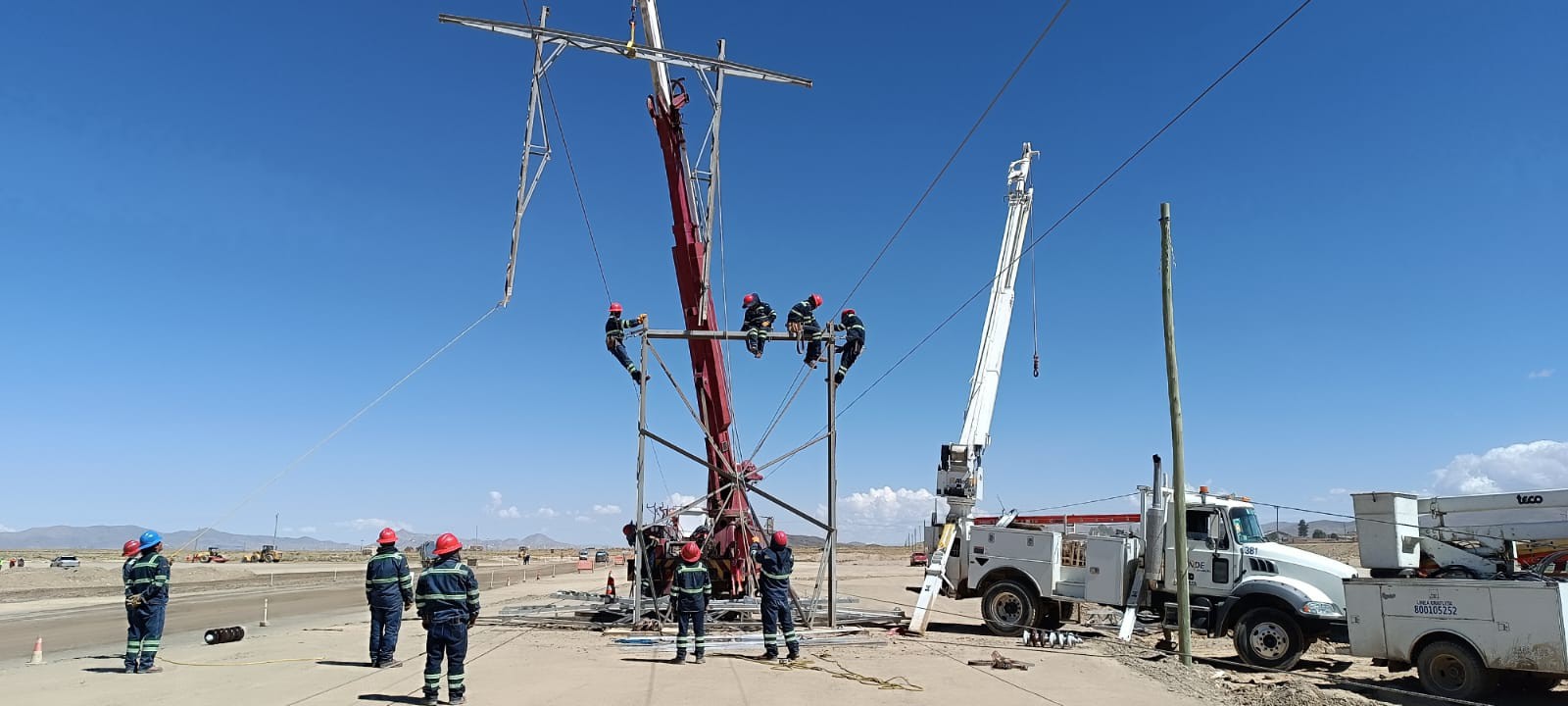 ENDE DEORURO modifica líneas eléctricas en el tramo Doble Vía Oruro–Potosí