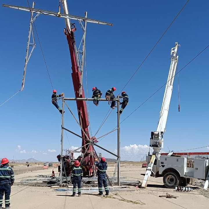 ENDE DEORURO modifica líneas eléctricas en el tramo Doble Vía Oruro–Potosí