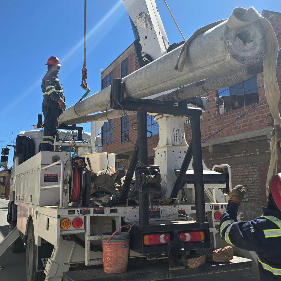 ENDE DEORURO mejora el servicio eléctrico en Oruro con trabajos en línea energizada