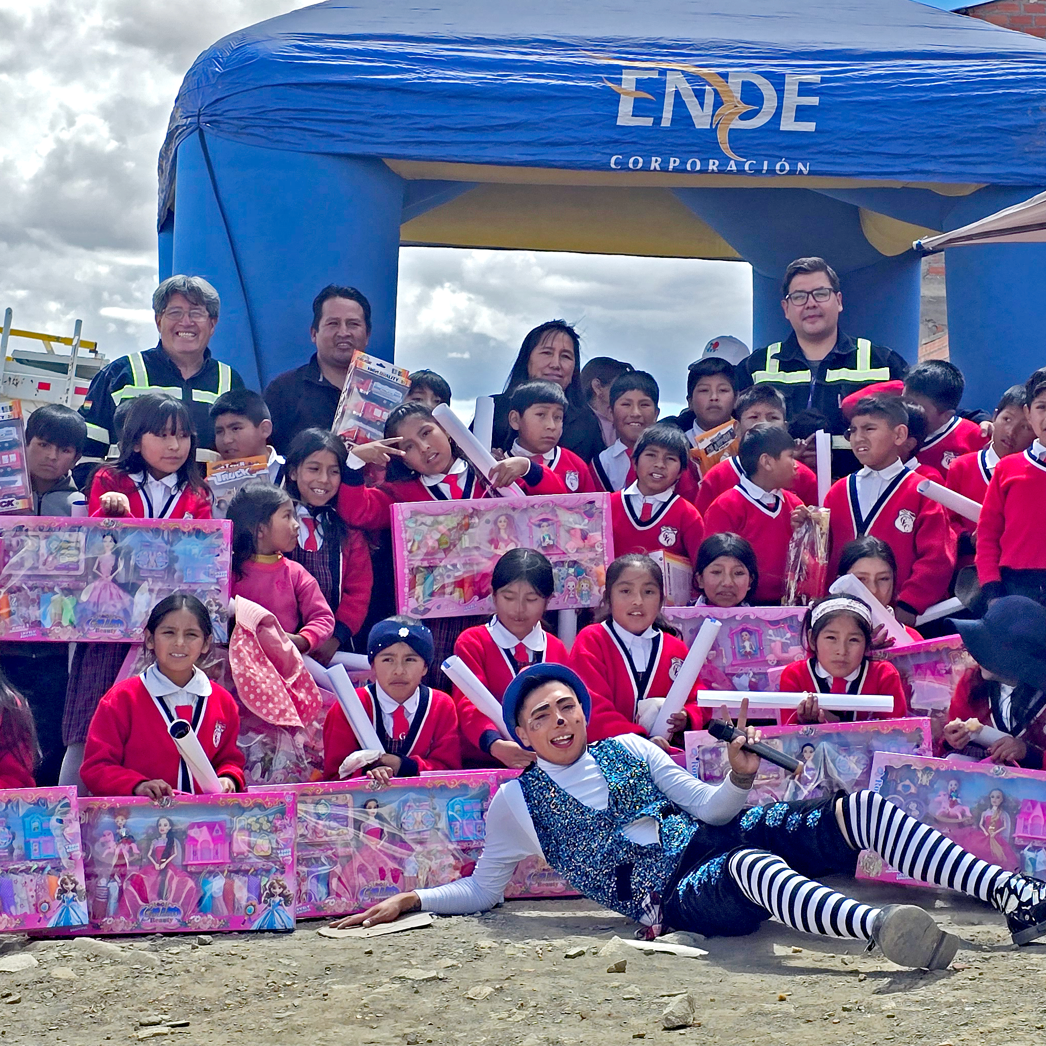 ENDE DEORURO S.A. celebra el día del niño con entrega de regalos en el barrio tierra nueva