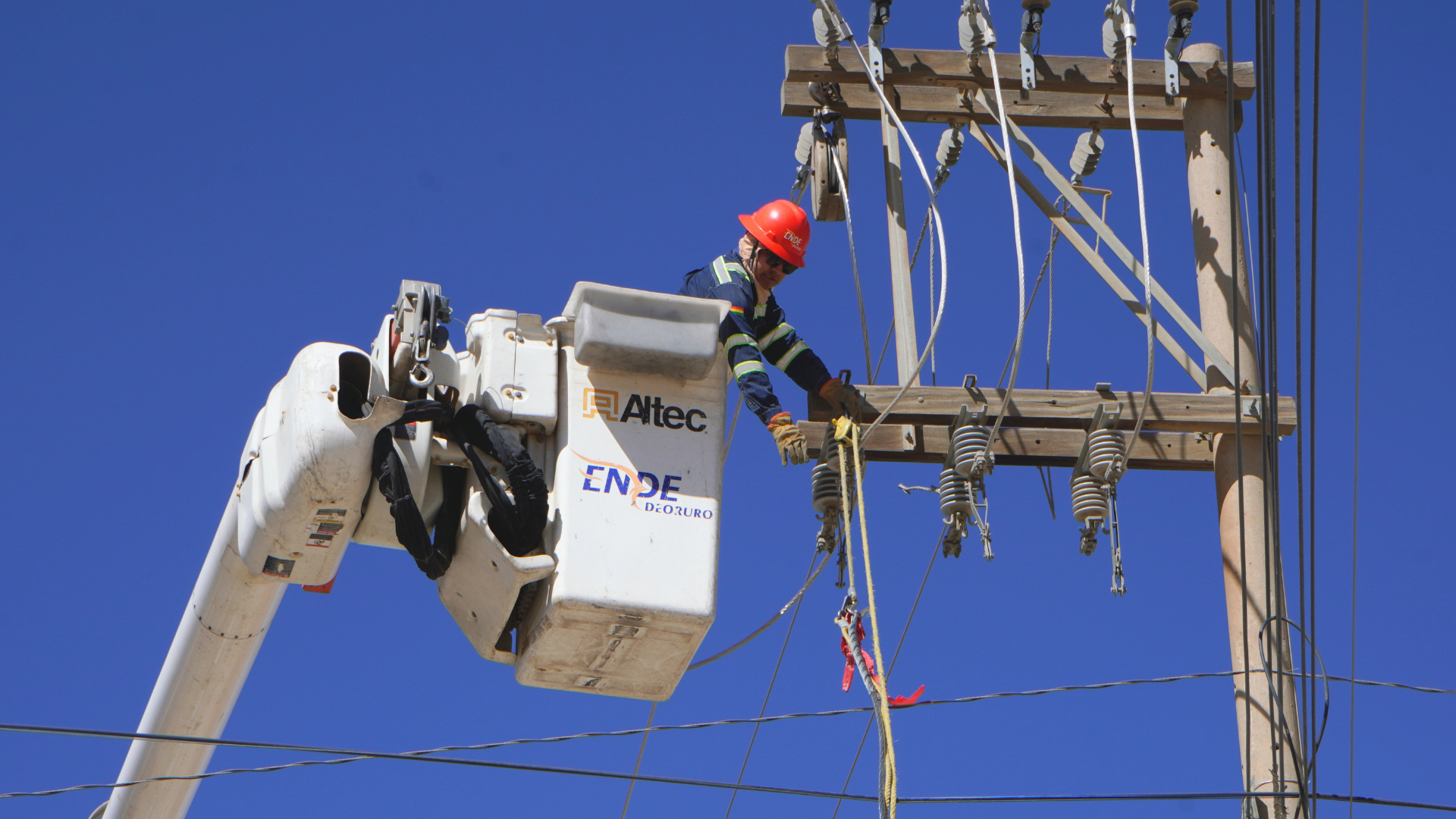Mejoramos la red de media tensión en la zona San Isidro para fortalecer el servicio eléctrico