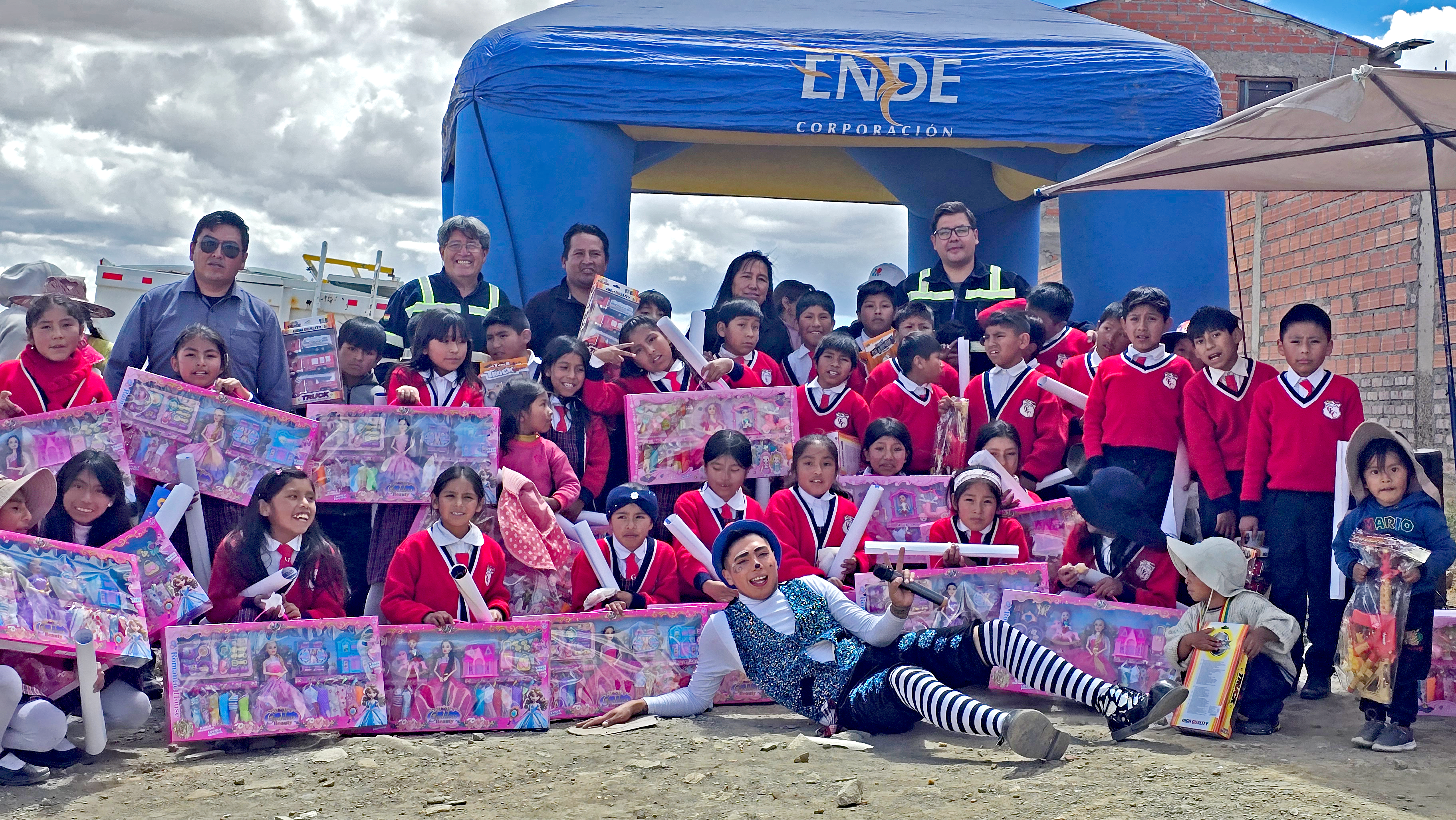 ENDE DEORURO S.A. celebra el día del niño con entrega de regalos en el barrio tierra nueva